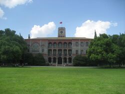 蘇州大學天賜莊校區鐘樓。原址是東吳大學，1949年後遷於台灣復校。