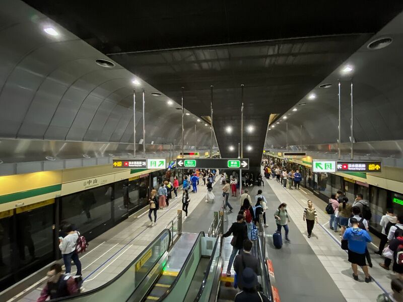 File:Zhongshan Station Songshan-Xindian Line Platform 2019.jpg