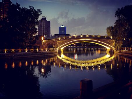 2021年6月，山西太原市迎澤公園石橋夜景