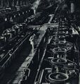 1962年 鞍山钢铁 选矿车间工人们正为高炉准备精矿粉