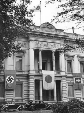 纳粹德国、旧日本帝国和意大利王国国旗并列于柏林的日本驻德大使馆外，1940年 三国同盟： *纳粹德国 * 意大利王国（至1943年） * 日本帝国 联盟国： * 保加利亚王国（至1944年） * 匈牙利王国（至1944年） * 罗马尼亚王国（至1944年） * 斯洛伐克共和国 * 维希法国 战时同盟国： * 芬兰（1941年至1944年） * 伊拉克（政变：1941年4月至5月） * 泰国（1941年后） * 苏联（仅限波兰战役） 附庸国： * 阿尔巴尼亚 * 克罗地亚 * 塞尔维亚 * 希腊 * 意大利社会共和国（1943年后） * 缅甸国 * 菲律宾 * 自由印度 * 越南 * 柬埔寨 * 老挝 * 伪满洲国 *伪蒙疆 *汪伪政权