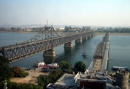 丹东口岸通往朝鲜的中朝友谊桥