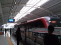 一列即将停泊于尚双塘站的长沙地铁列车