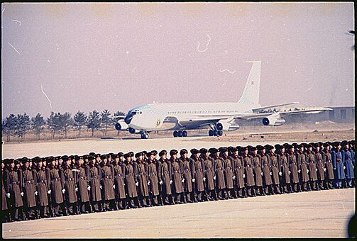 1972年2月21日，尼克松访华；图为空军一号抵达北京首都机场，三军仪仗队列队迎接