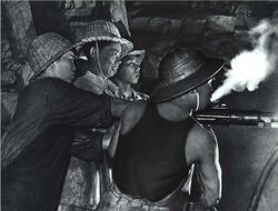 1971-01 人民画报 中国人民解放军铁道兵部队战士在施工.jpg