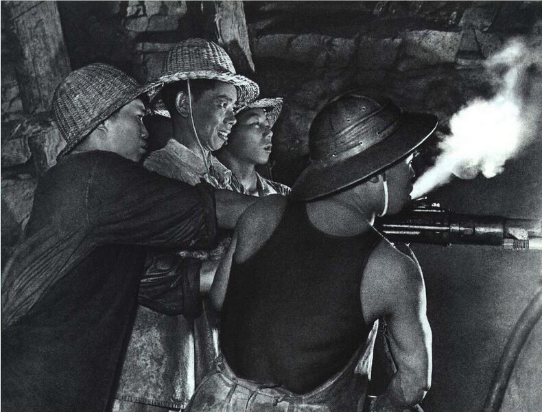 File:1971-01 人民画报 中国人民解放军铁道兵部队战士在施工.jpg