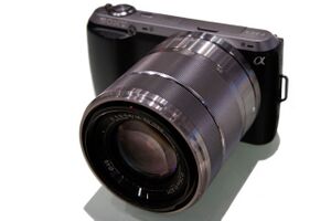 黑色的NEX-C3，安装18-55mm套机镜头。
