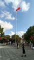 2021年10月，浙江省瑞安市国旗教育馆前高高飘扬的五星红旗。