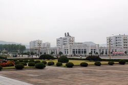 2011年9月 清津市区的金日成纪念碑。