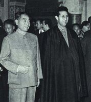 1963年12月，周恩來總理率團訪問阿爾及利亞，與艾哈邁德·本·貝拉總理會面
