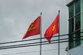 飘扬在越南共产党党旗旁的越南国旗