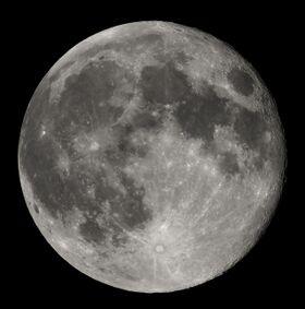 黑暗天空中刚过满月（望）的月球。它是一幅混合光亮和黑暗的地区，不规则的斑点图，和参差著不同大小的环形山，向外辐射的明亮喷出物包围着的圆环。