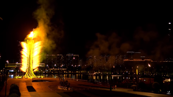 成都大运会开幕式上，主火炬塔被点燃（图：FISU）