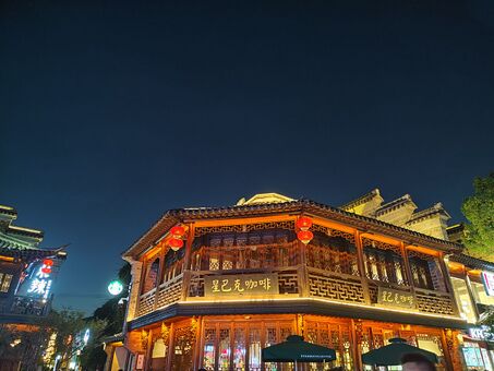 2022年7月，星巴克咖啡南京老門東店夜間外景
