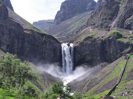 长白瀑布，位于长白山火山国家地质公园