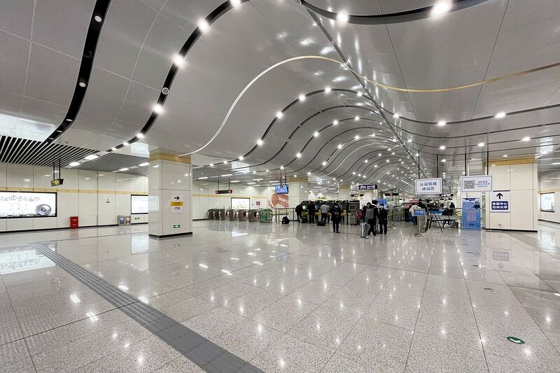 File:20210118 Xinzheng International Airport Station - Concourse 04.jpg