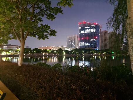 2022年7月，江苏南京江宁区九龙湖畔的夜景