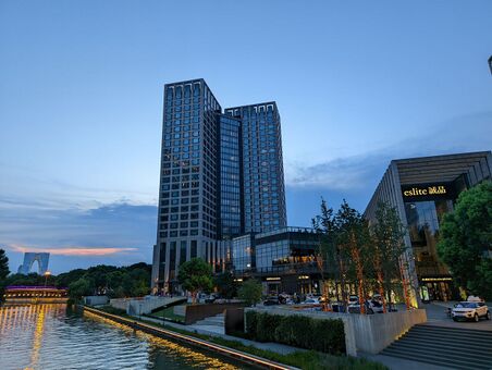 2022年8月，江苏苏州诚品书店和远处的东方之门大厦