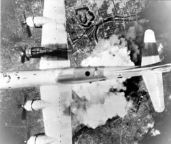 美军B-29超级堡垒轰炸机飞越日本上空