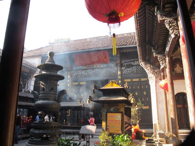 File:Buddhist temple courtyard in Qingyang, Chizhou, Anhui, China.jpg