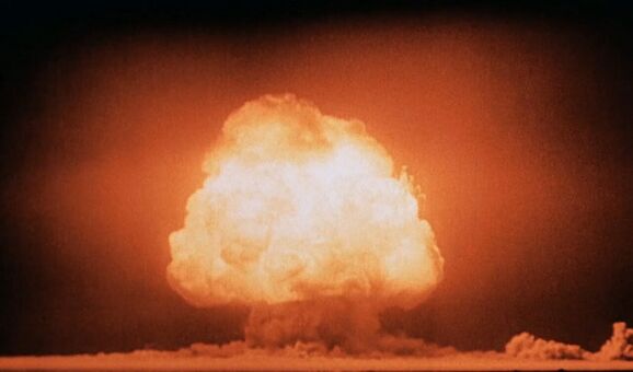 1945年7月16日，曼哈頓計劃進行了三位一體核試驗，是人類史上首次引爆核武器