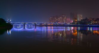 夜間的蘭江大橋和中洲公園